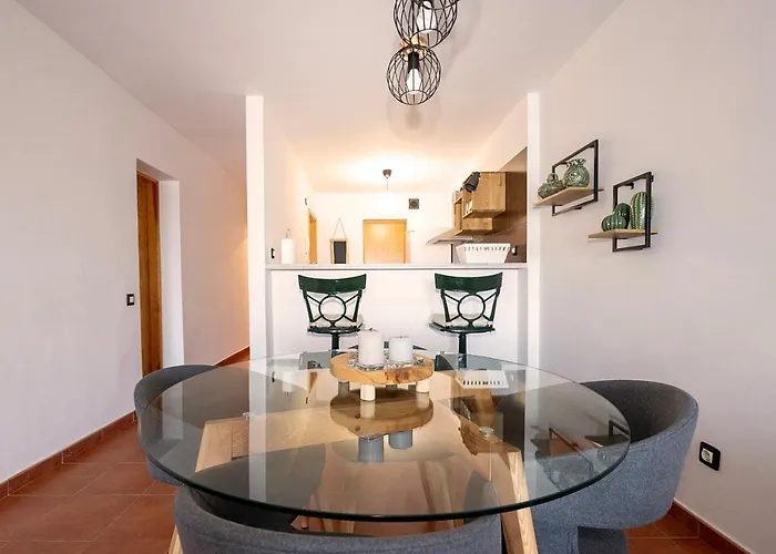 Artistic Beachfront Daire